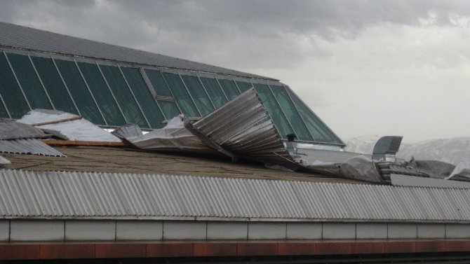 Erzincan’da fırtına çatıları uçurdu