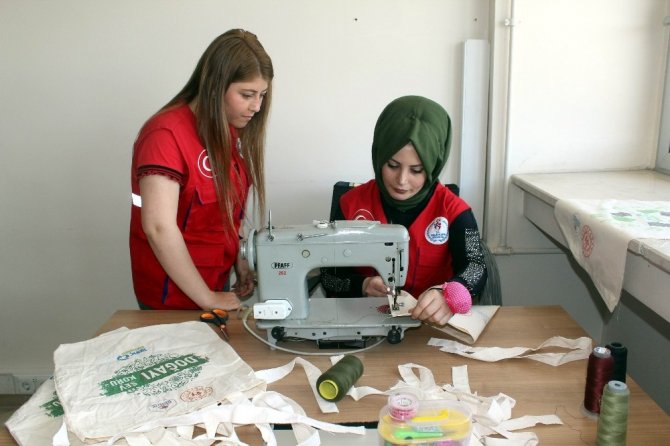 Erzincan’da gençler ’Sıfır Atık’ için bez çanta dikiyor