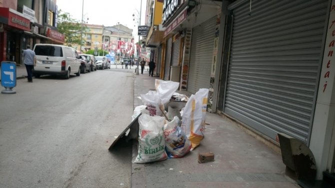 İzmit’te vatandaşlara çöp uyarısı