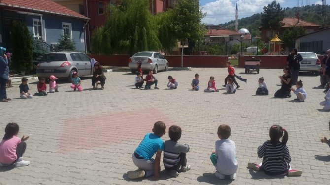 Anaokulu öğrencileri dışarıda oyun etkinliğinde