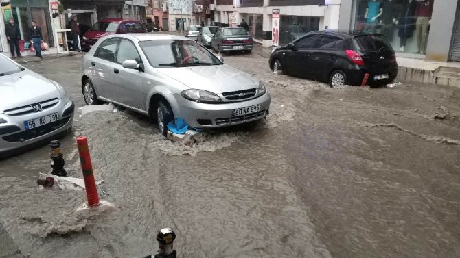 Samsun’da 10 dakika yağan yağmur iş yerlerini sular altında bıraktı