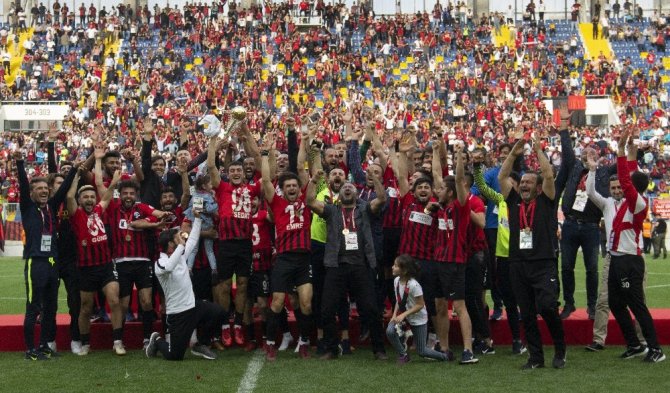 TFF 2. Lig’e yükselen Van Büyükşehir Belediyespor kupasını aldı