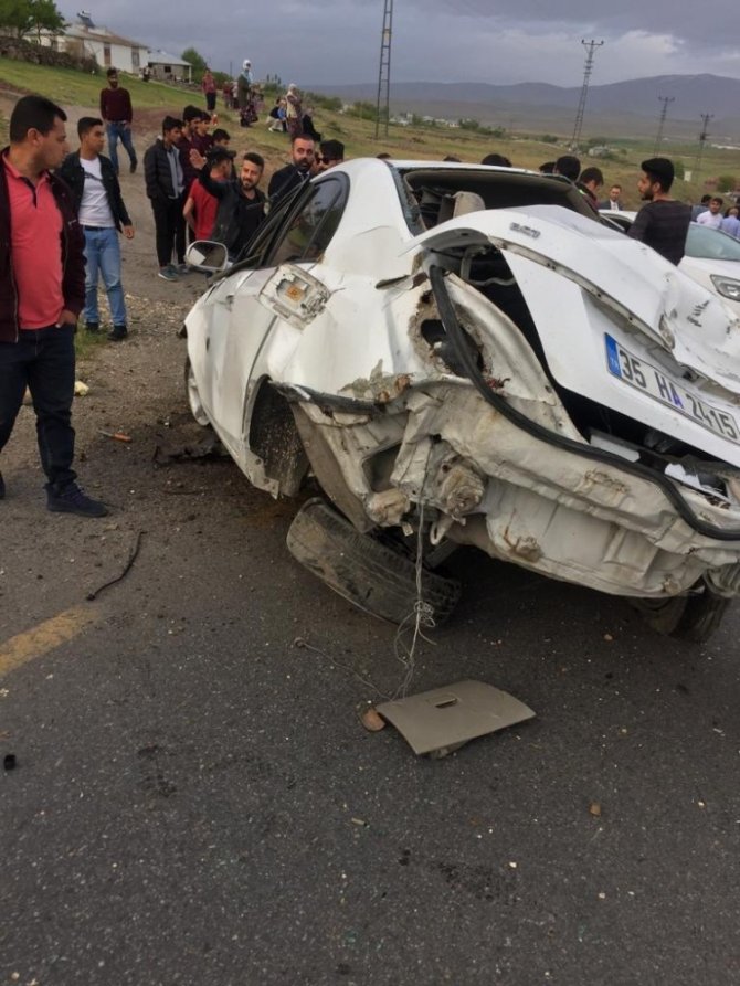 Van’da iki otomobil çarpıştı: 3 yaralı