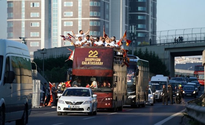 Galatasaray kafilesi üstü açık otobüsle stada geldi
