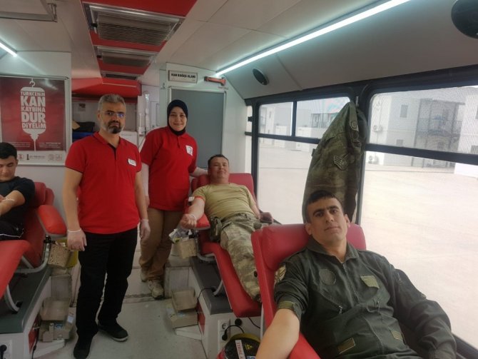 ‘Kan Ver Hayat Kurtar’ kampanyasına Mehmetçiklerden destek