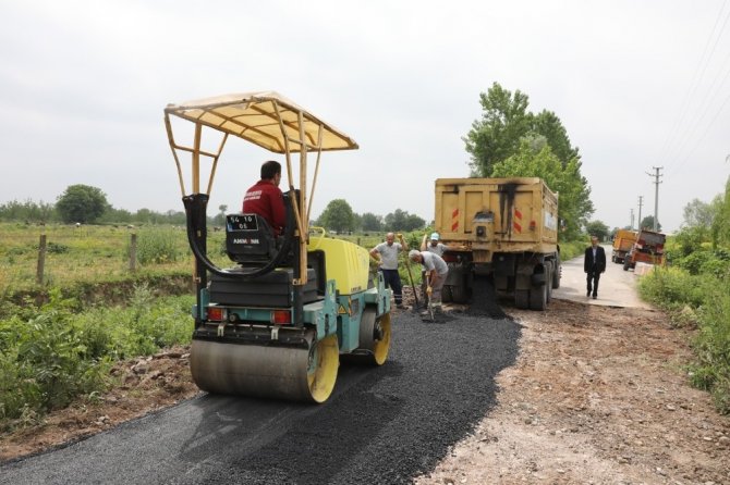 Adapazarı’nda yol açımı ve asfalt yama çalışmaları sürüyor