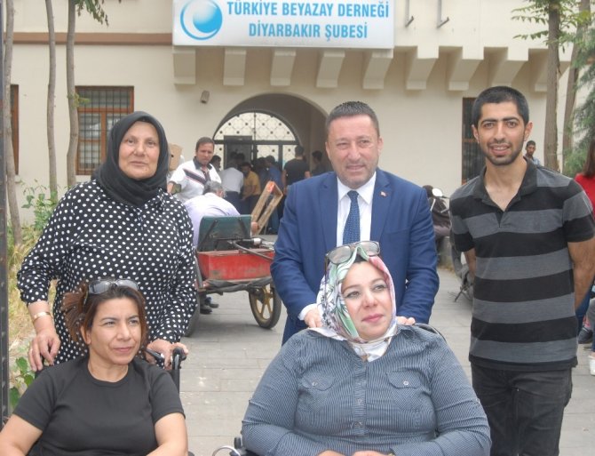 Başkan Beyoğlu’ndan engelli vatandaşlara gıda yardımı