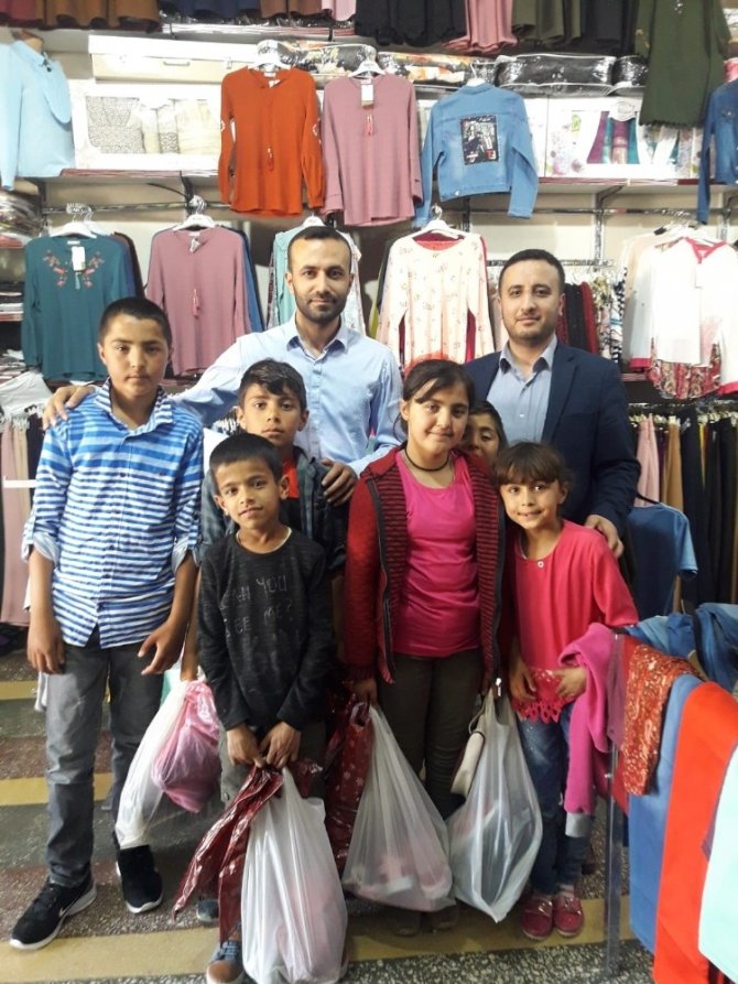 Dicle’de 436 çocuğa bayramlık giysi hediye edildi