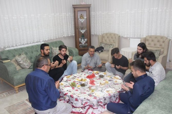 Başkan Tutal iftar sofrasında öğrencileri evinde konuk etti