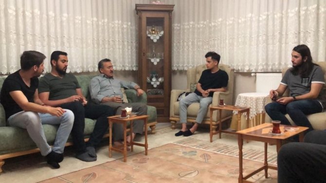Başkan Tutal iftar sofrasında öğrencileri evinde konuk etti