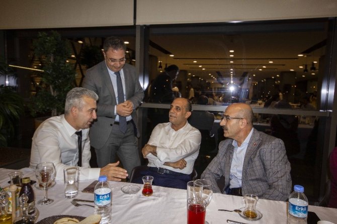 Vali Demirtaş, Adana Şehir Hastanesi çalışanlarıyla iftar yaptı