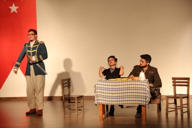 AÜ’lü İngilizce öğretmen adaylarının tiyatro performansı beğenildi
