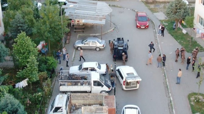 Bin polisli uyuşturucu operasyonu drone ile böyle görüntülendi