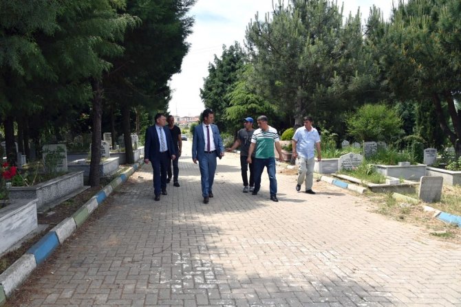 Başkan Sarıkurt mezarlıkları inceledi
