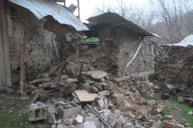 Elazığ’daki 5.2’lik deprem, bin 325 ev ve ahıra zarar vermiş