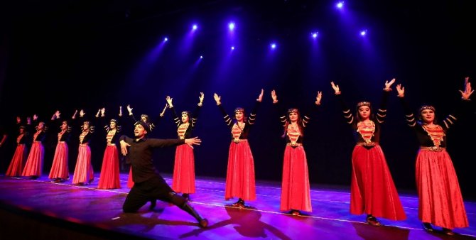 GAÜN’de "Kültürden oyuna Türk halk oyunları" gösterisi