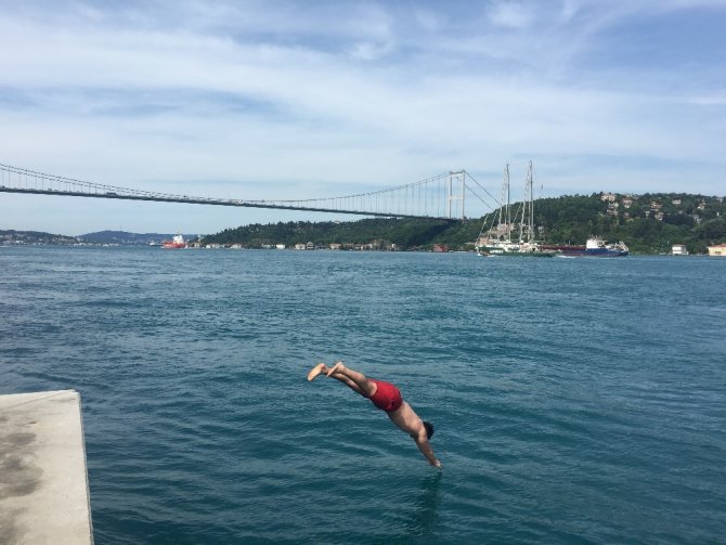 Sıcaktan bunalan kendini İstanbul Boğazı’nın serin sularına bıraktı