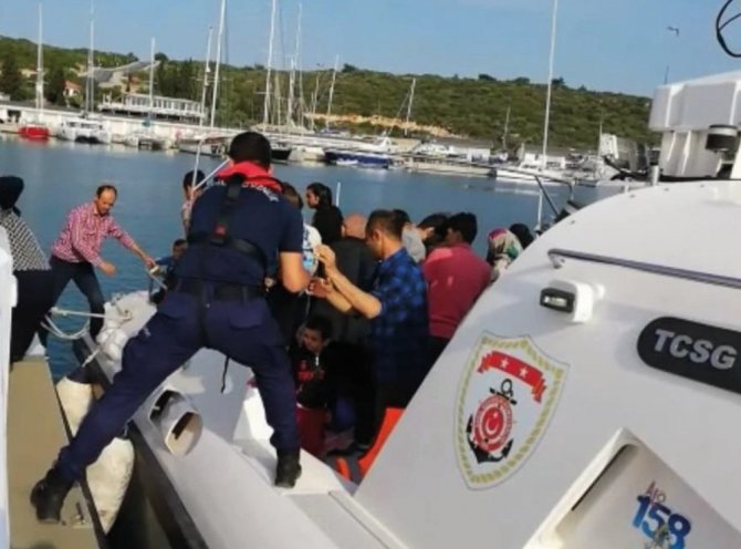 Kuşadası Körfezi’nde 22’si çocuk 54 kaçak göçmen yakalandı