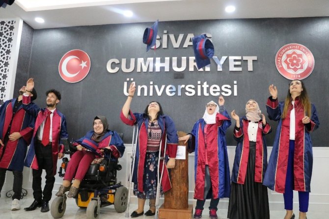 Üniversiteli engelliler için mezuniyet töreni düzenlendi
