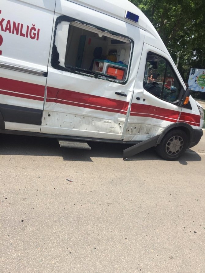 Motosikletliler ambulansa çarptı: 1’i ağır 2 yaralı