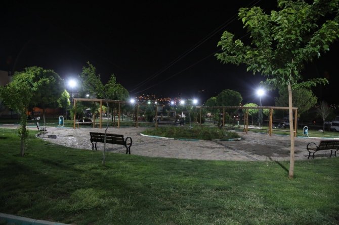 Haliliye’de parklarda ışıklandırma çalışmaları sürüyor