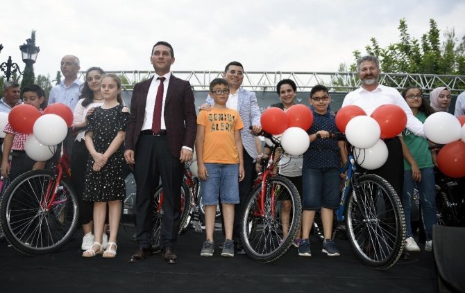 Başarılı öğrenciler bisikletle ödüllendirildi