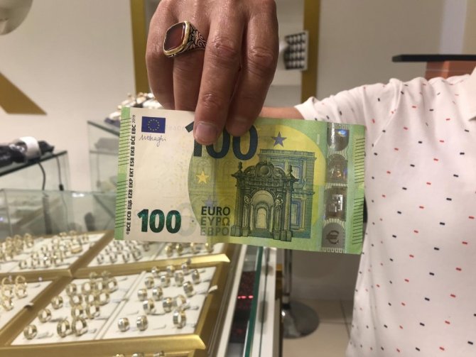 Yeni 100 ve 200 Euro’lar daha küçük ve hologram çıplak gözle görülebiliyor