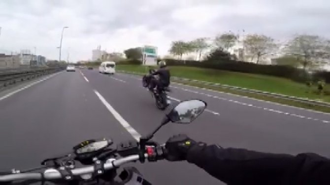 E-5’te trafiği birbirine katan motosiklet sürücüleri kamerada