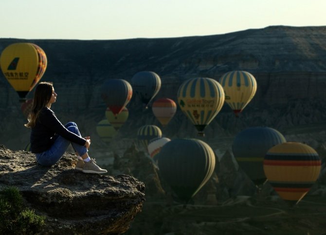 Kapadokya’da turistler balon turu için kuyruk oluşturdu