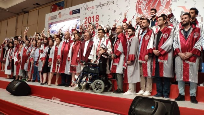 İstanbul Yeni Yüzyıl Üniversitesinde mezuniyet sevinci
