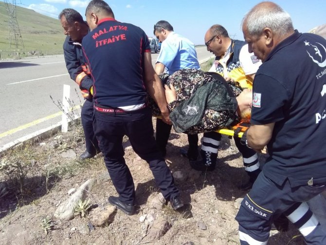 Malatya’da otomobil refüje çarptı: 4 yaralı