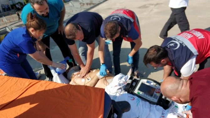 Meslektaşları kazada kalbi duran doktoru kurtarmak için seferber oldu