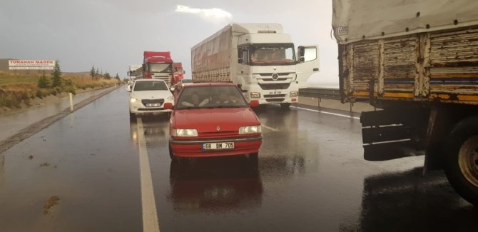 Sel suları Aksaray-Ankara karayolunu kapattı