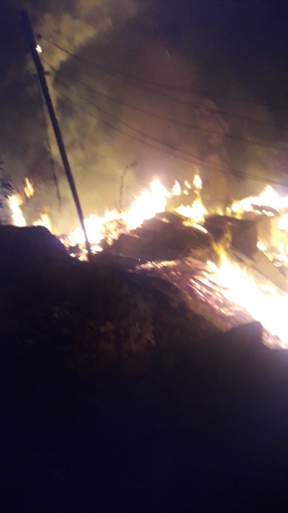 Artvin’in Yusufeli ilçesi Dokumacılar köyünde yangın