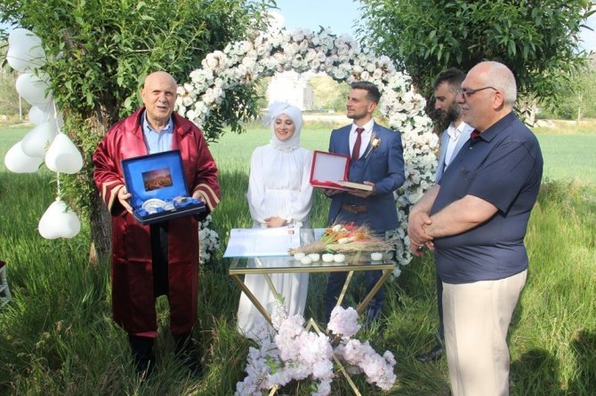Başkan Pekmezci, Orhan ve Fatmanur çiftinin nikahını kıydı