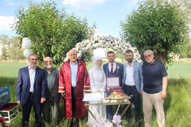 Başkan Pekmezci, Orhan ve Fatmanur çiftinin nikahını kıydı