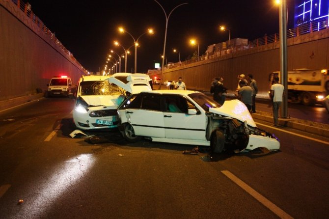 Kaza yapan otomobile yardıma gelenlere çarptı: 5 yaralı