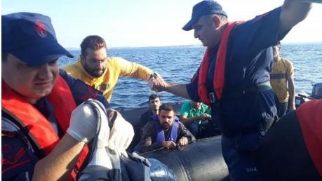 Edirne’de, lastik botta 37 düzensiz göçmen yakalandı