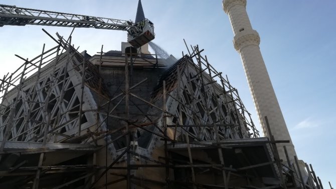 Cami inşaatında çıkan yangın paniğe neden oldu