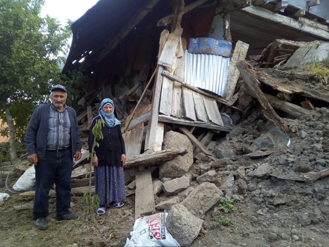 Olur’da yaşlı çiftin evleri çöktü