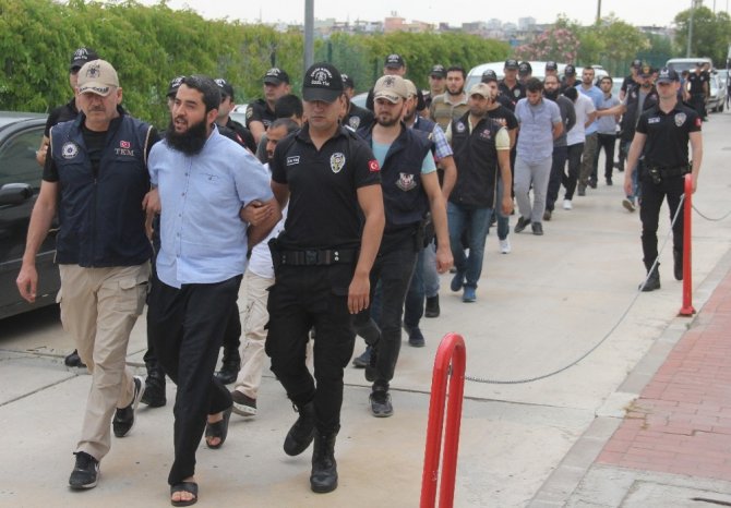 DEAŞ operasyonunda gözaltına alınan 13 zanlı adliyeye sevk edildi
