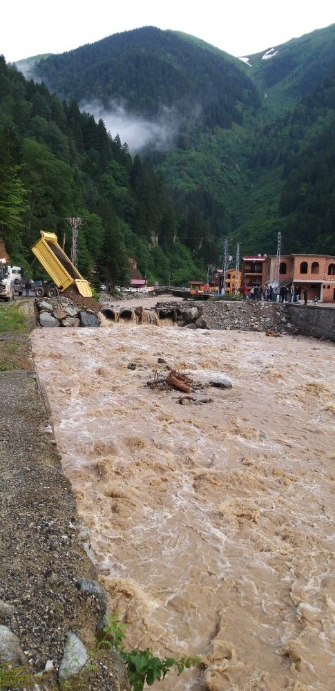 Trabzon’da etkili olan yağmur Uzungöl’ü de olumsuz etkiledi