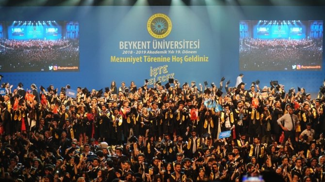 Beykent Üniversitesi 19. dönem mezunlarını verdi