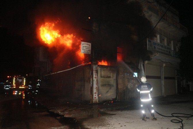 Oto elektrik dükkanı alev alev yandı: 3 araç küle döndü