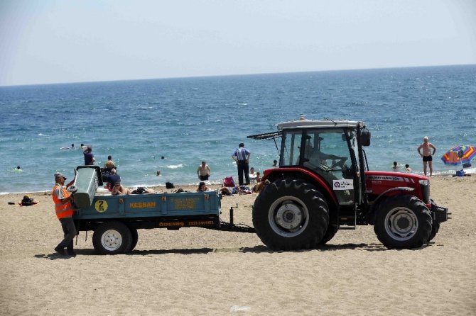 Lara plajından her gün 60 ton çöp toplanıyor