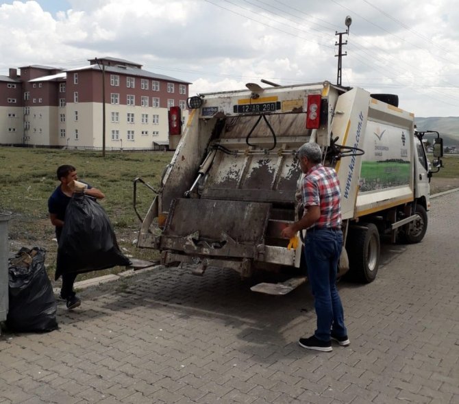 Karlıova’da temizlik seferberliği, 5 kamyon çöp toplandı