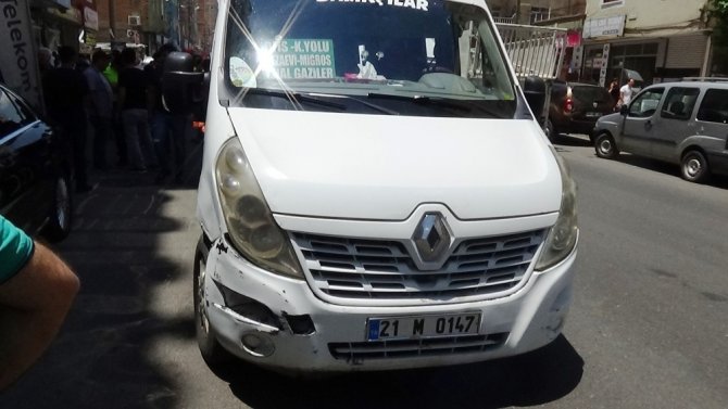 Diyarbakır’da 3 yaşındaki çocuk minibüsün altında kaldı