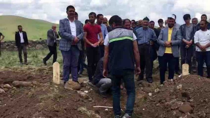 Öldürülen AK Parti Meclis üyesi ve yeğeni toprağa verildi