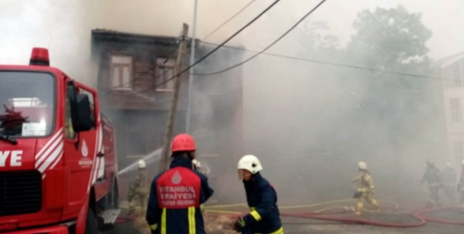 Fatih’te tadilatta olan iki katlı evde yangın çıktı