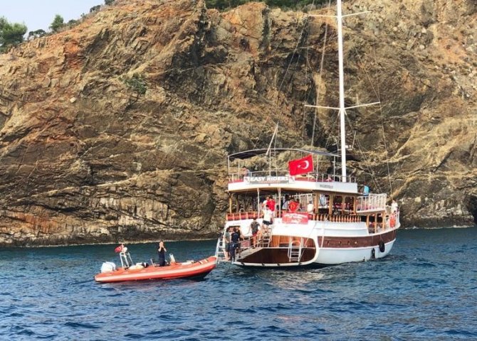 Karaya oturan teknedeki 36 yolcu iki kurumun uyumlu çalışmasıyla kurtarıldı